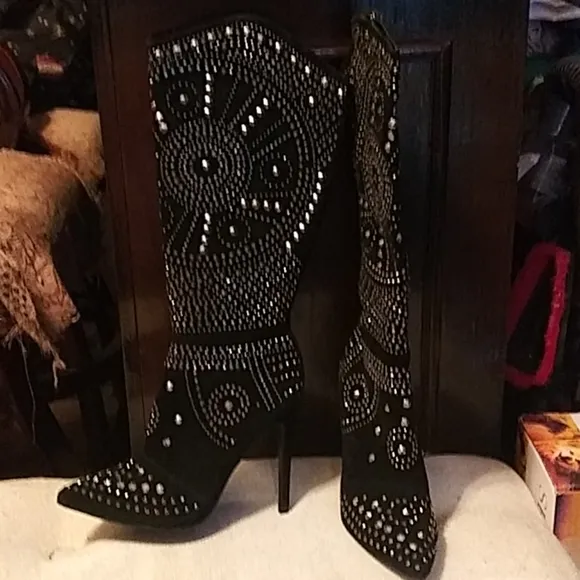 NWOB OLIVIA MILLER BLACK SUEDE STUD BOOTS
