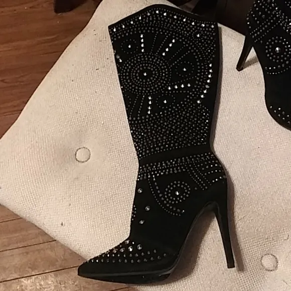 NWOB OLIVIA MILLER BLACK SUEDE STUD BOOTS