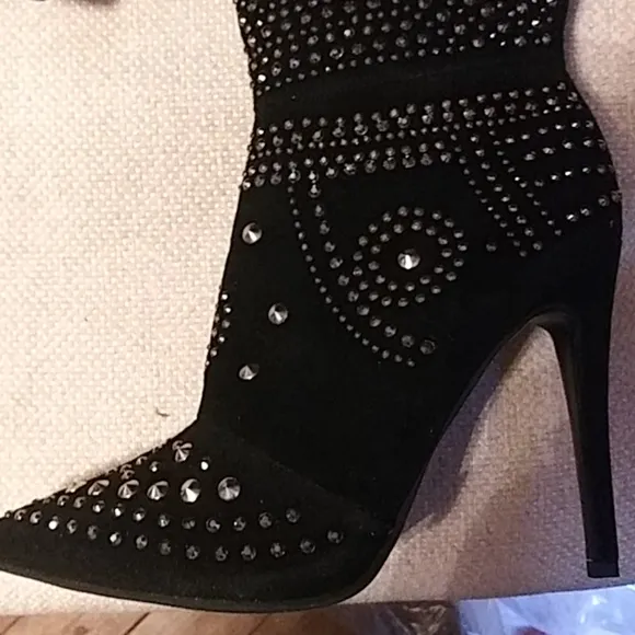NWOB OLIVIA MILLER BLACK SUEDE STUD BOOTS