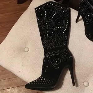 NWOB OLIVIA MILLER BLACK SUEDE STUD BOOTS