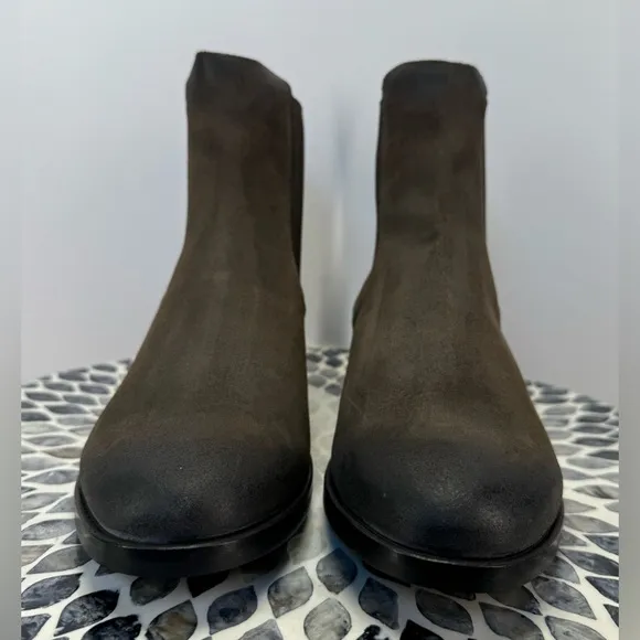 NWOB Thursday Duchess dark olive Suede Chelsea Boots women’s 10