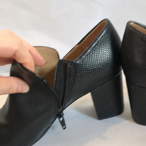 NWOT black faux leather Naturalizer Misha shooties block heel ankle boots size 7