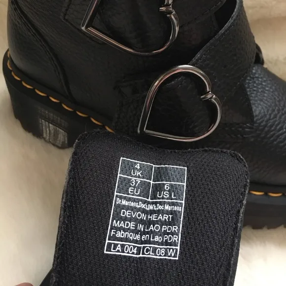 NWOT Dr. Martens DEVON HEART LEATHER PLATFORM BOOTS