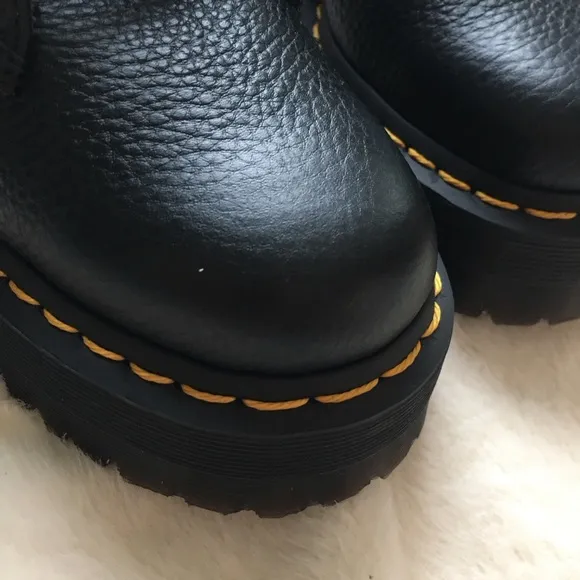 NWOT Dr. Martens DEVON HEART LEATHER PLATFORM BOOTS