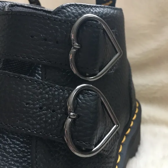NWOT Dr. Martens DEVON HEART LEATHER PLATFORM BOOTS