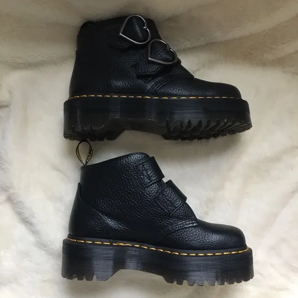 NWOT Dr. Martens DEVON HEART LEATHER PLATFORM BOOTS