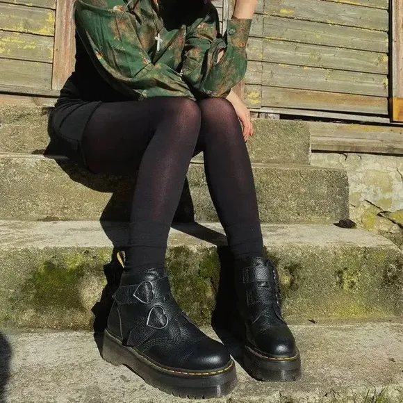 NWOT Dr. Martens DEVON HEART LEATHER PLATFORM BOOTS