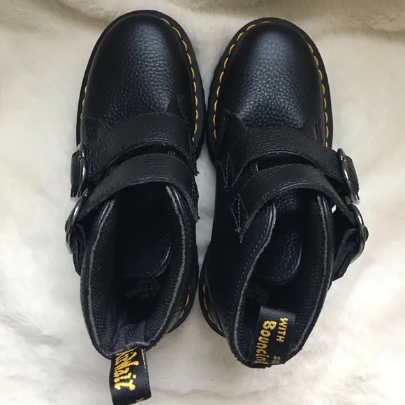 NWOT Dr. Martens DEVON HEART LEATHER PLATFORM BOOTS