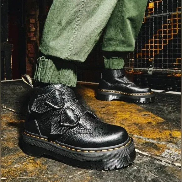 NWOT Dr. Martens DEVON HEART LEATHER PLATFORM BOOTS