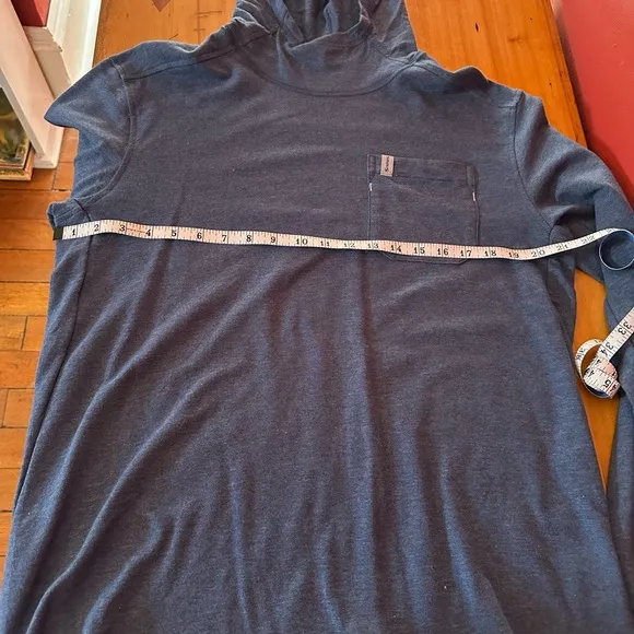 NWOT Simms blue long sleeved hooded shirt, size Medium