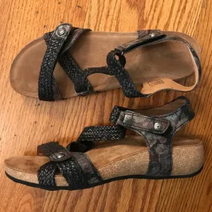 NWOT Taos Woven Sandals, Floral