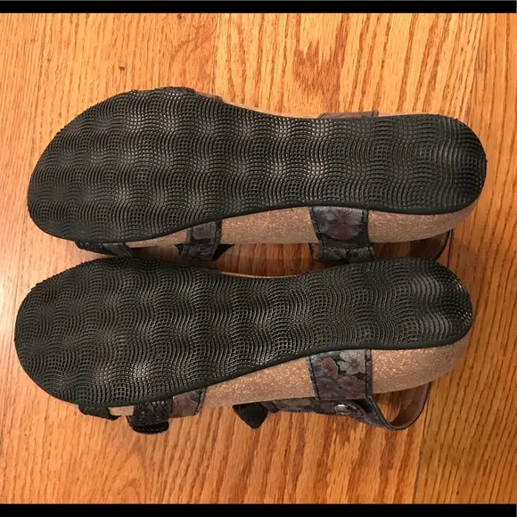NWOT Taos Woven Sandals, Floral