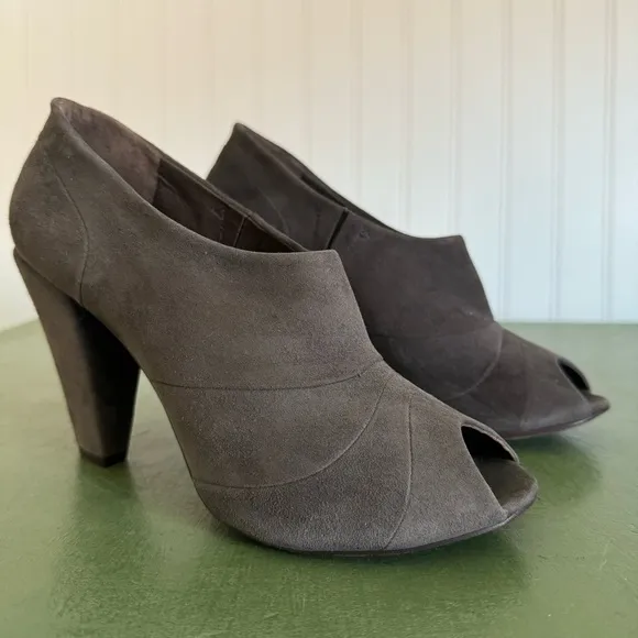 NWT Coclico PIRAN Peep Toe Heels in Slate Gray Suede *Spain*