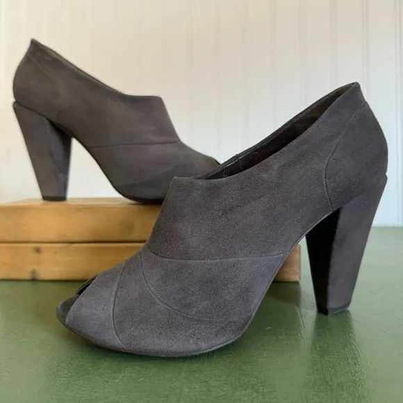 NWT Coclico PIRAN Peep Toe Heels in Slate Gray Suede *Spain*