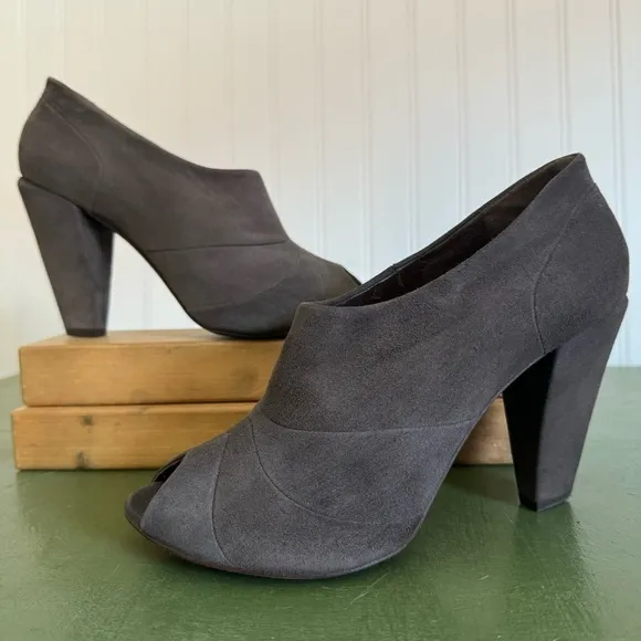 NWT Coclico PIRAN Peep Toe Heels in Slate Gray Suede *Spain*