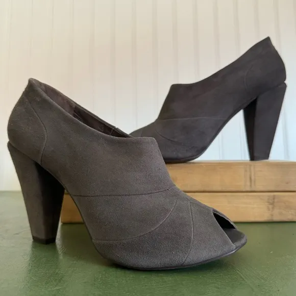 NWT Coclico PIRAN Peep Toe Heels in Slate Gray Suede *Spain*