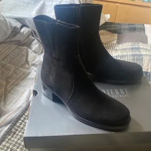 NWT la Canadienne short boots size 8.5