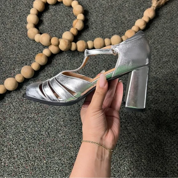 NWT Strappy Metallic Silver Square-Toe Mary Jane Chunky Heeled T-Bar Shoes 7.5