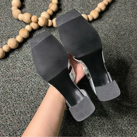 NWT Strappy Metallic Silver Square-Toe Mary Jane Chunky Heeled T-Bar Shoes 7.5