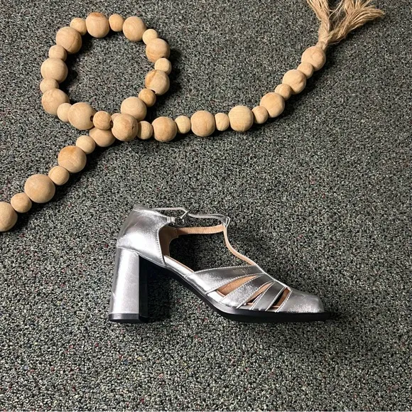 NWT Strappy Metallic Silver Square-Toe Mary Jane Chunky Heeled T-Bar Shoes 7.5