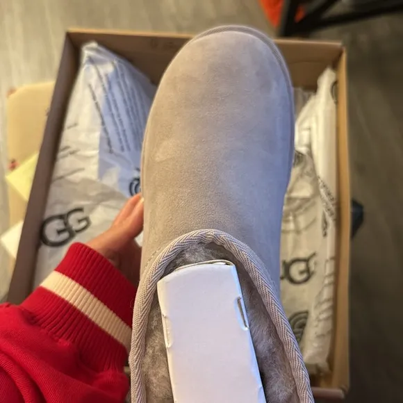 NWT UGG Classic Mini II Suede Boots, Pale Smoke, size 10