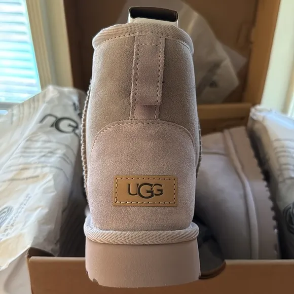NWT UGG NWT UGG Classic Mini II Suede Boots, Pale Smoke, size 9