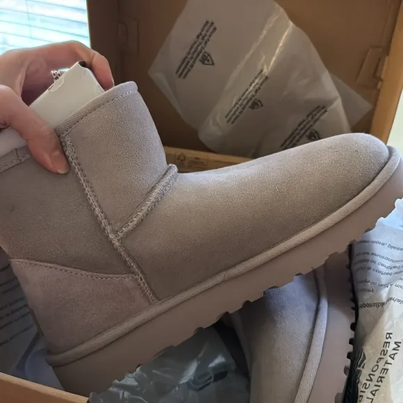 NWT UGG NWT UGG Classic Mini II Suede Boots, Pale Smoke, size 9