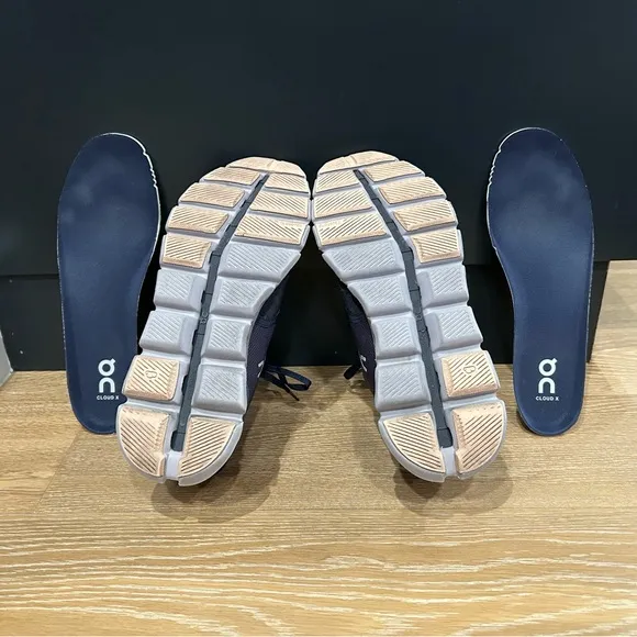 On CloudX women’s size 10