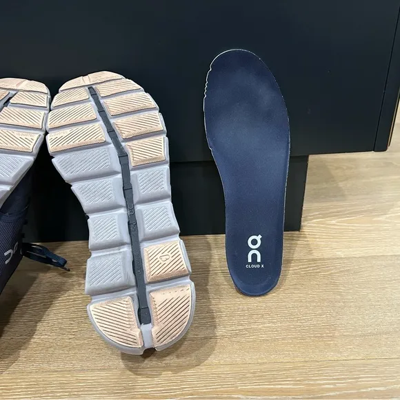 On CloudX women’s size 10