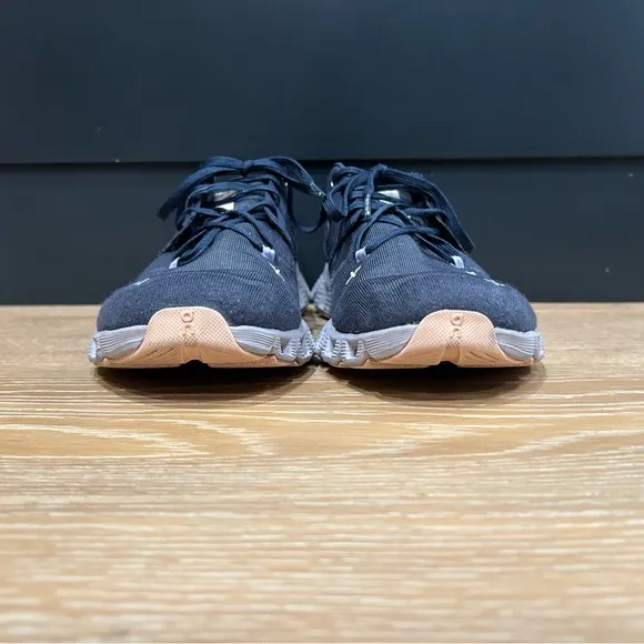 On CloudX women’s size 10
