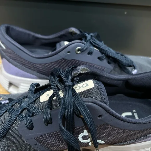 On CloudX women’s size 10