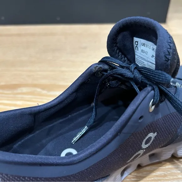 On CloudX women’s size 10