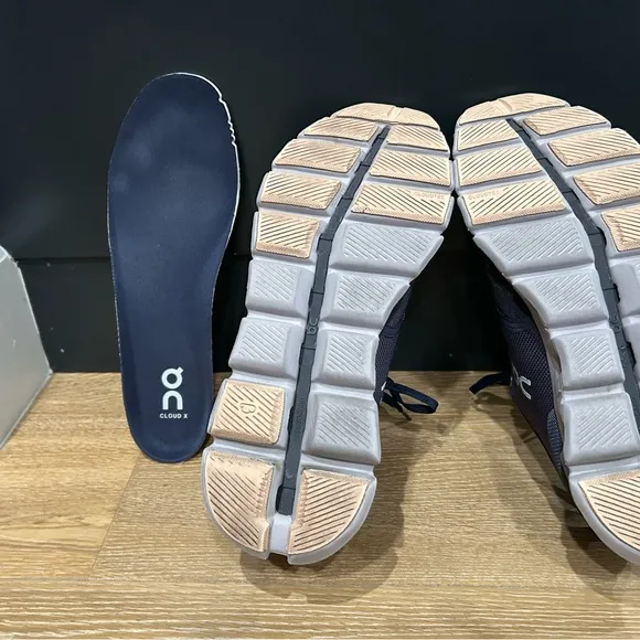 On CloudX women’s size 10
