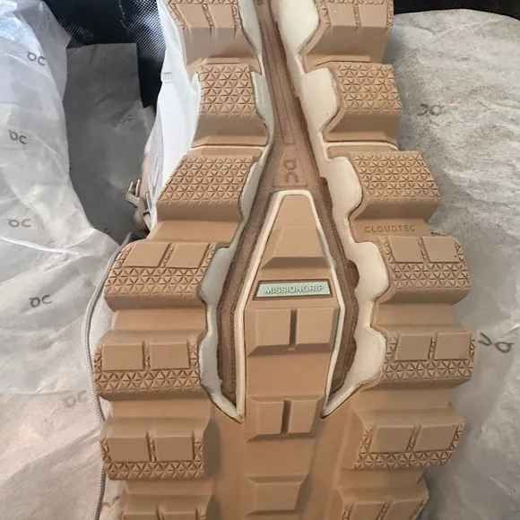 On Running women’s High-Top Hiking boots - Cream