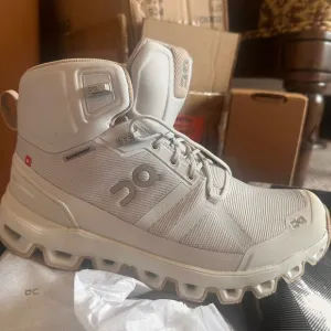 On Running women’s High-Top Hiking boots - Cream
