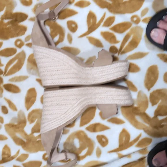 PELLE MODA Women's Tan Ankle Strap Sandals