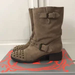 Price firm KELSI DAGGER Brown Stud Ranger Distressed Suede Boots Size 9M