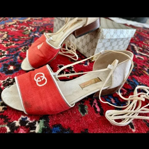RARE VINTAGE 1980s GUCCI ITALY RED WHITE FABRIC LEATHER LACE UP SANDALS 7.5 BOX