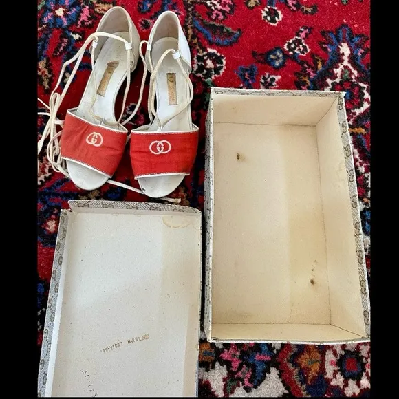 RARE VINTAGE 1980s GUCCI ITALY RED WHITE FABRIC LEATHER LACE UP SANDALS 7.5 BOX