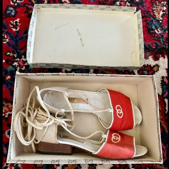 RARE VINTAGE 1980s GUCCI ITALY RED WHITE FABRIC LEATHER LACE UP SANDALS 7.5 BOX