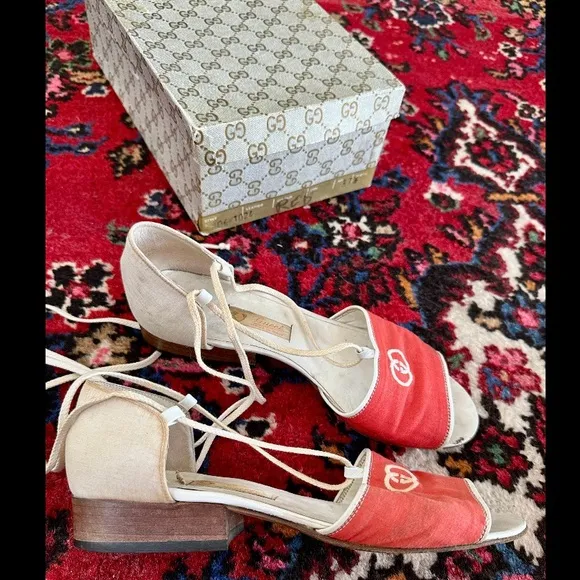 RARE VINTAGE 1980s GUCCI ITALY RED WHITE FABRIC LEATHER LACE UP SANDALS 7.5 BOX