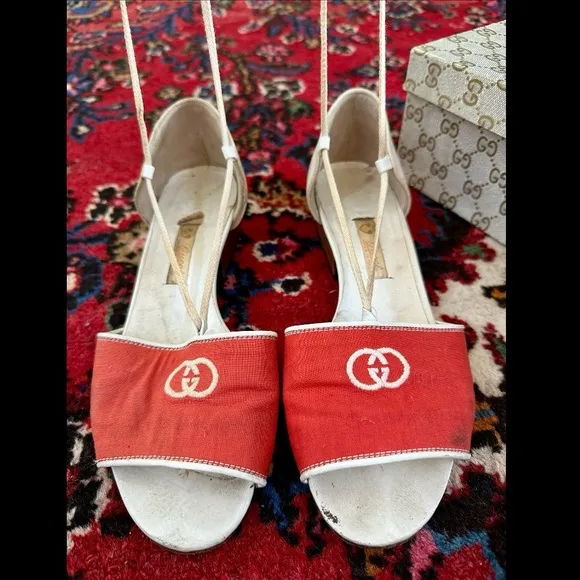 RARE VINTAGE 1980s GUCCI ITALY RED WHITE FABRIC LEATHER LACE UP SANDALS 7.5 BOX