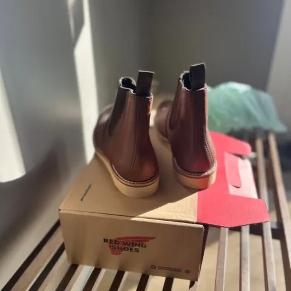 RED WING CLASSIC CHELSEA BOOTS - SIZE 11 MENS - Used comes with original box