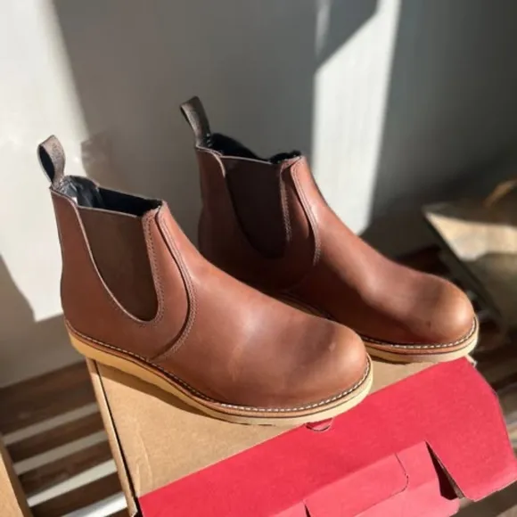 RED WING CLASSIC CHELSEA BOOTS - SIZE 11 MENS - Used comes with original box