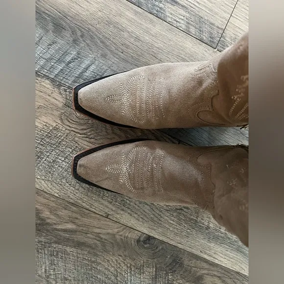 Rock em camel snip toe suede cowboy boots