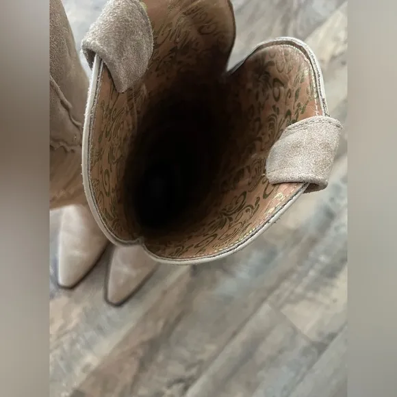 Rock em camel snip toe suede cowboy boots