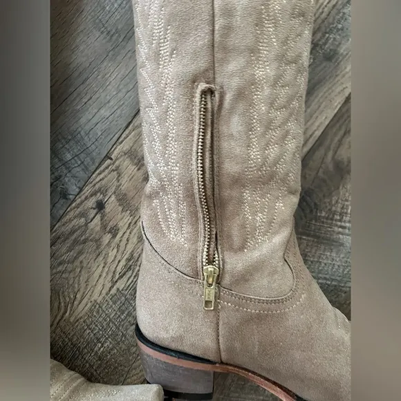 Rock em camel snip toe suede cowboy boots