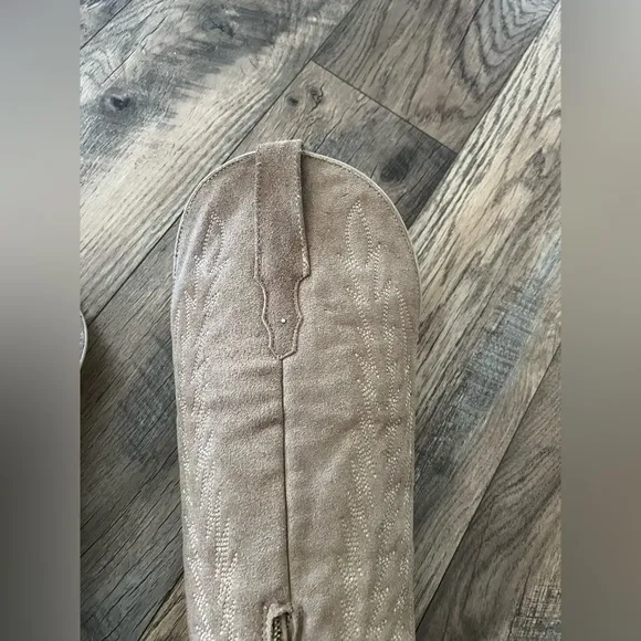 Rock em camel snip toe suede cowboy boots