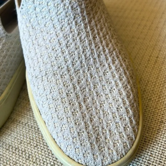 👟Rothys sneakers 👟 , Slip On women Sneakers  In 🍯Honeycomb Salt ,Size 9.