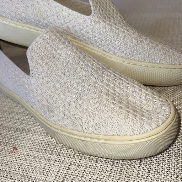 👟Rothys sneakers 👟 , Slip On women Sneakers  In 🍯Honeycomb Salt ,Size 9.